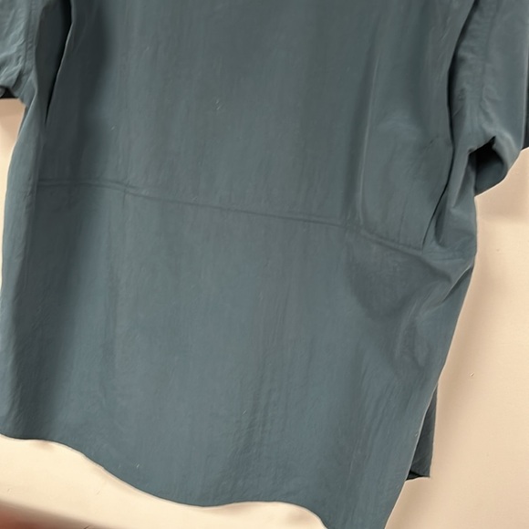 New Balance Nylon Button Down Shirt, Wicking Mesh panel, vented back, XL, EUC - Picture 9 of 10